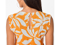 Rug van een vrouw in een oranje top met witte bloemenprint en een uitsnede.