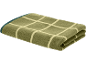 Gevouwen groene handdoek met een wit geruit patroon en een blauwe rand.