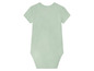 Een lichtgroen babypakje met korte mouwen.
