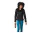 Lachende vrouw in zwarte jas en blauwe legging, met een waterfles.