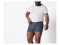Man draagt donkerblauwe boxershorts en een wit T-shirt.