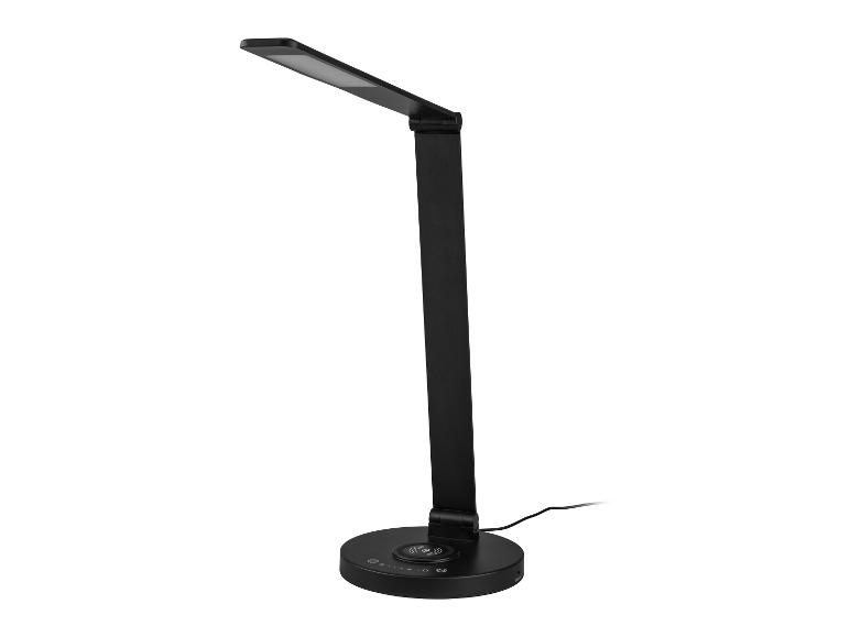 Zwarte LED bureaulamp met draadloze oplader.