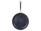 Staub pan, elegant design, donkere oppervlakte.