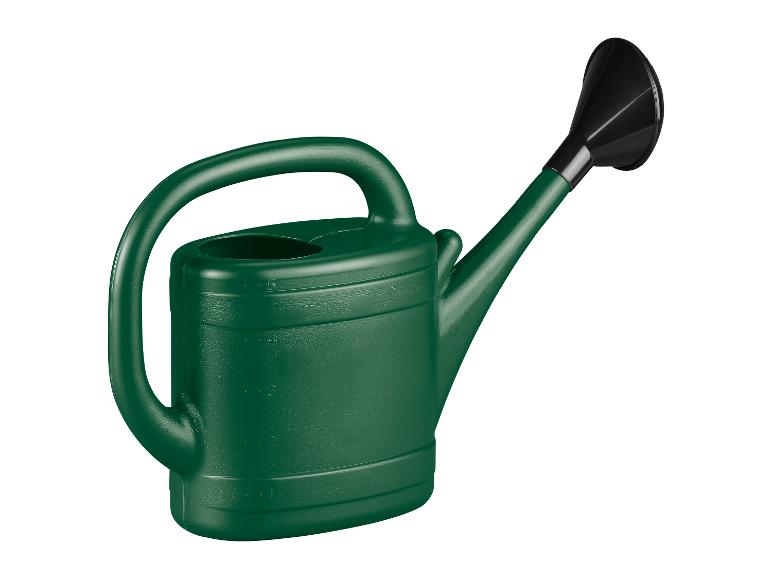 Groene plastic gieter met een zwarte broeskop