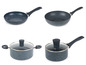 Twee pannen met zwarte handvatten en twee kookpotten met glazen deksels.