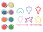 Play-Doh klei in verschillende kleuren, vormpjes en een mesje om mee te spelen.