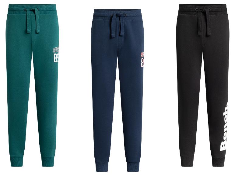 Drie Bench joggingbroeken voor heren in groen, marineblauw en zwart.