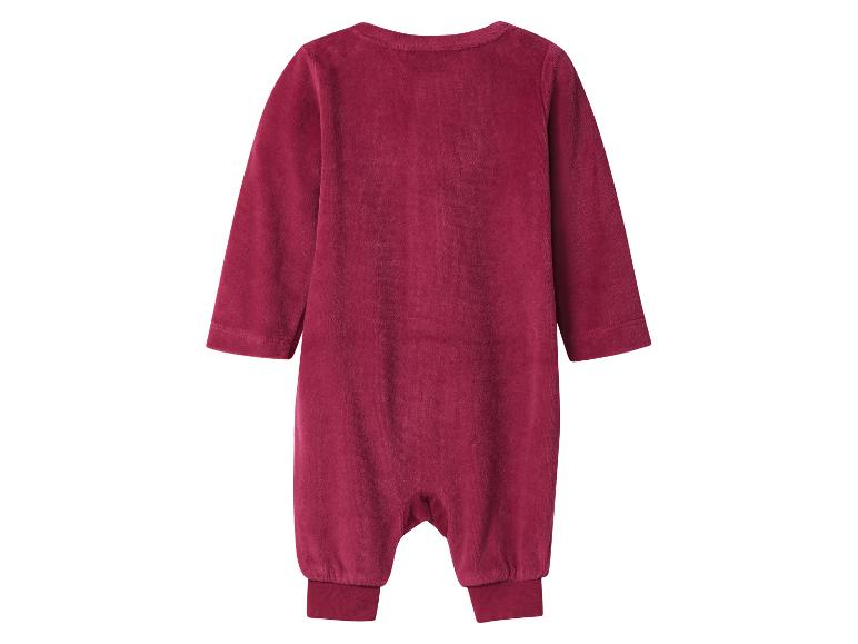 Bordeauxrode velours baby romper met lange mouwen en een ronde hals.