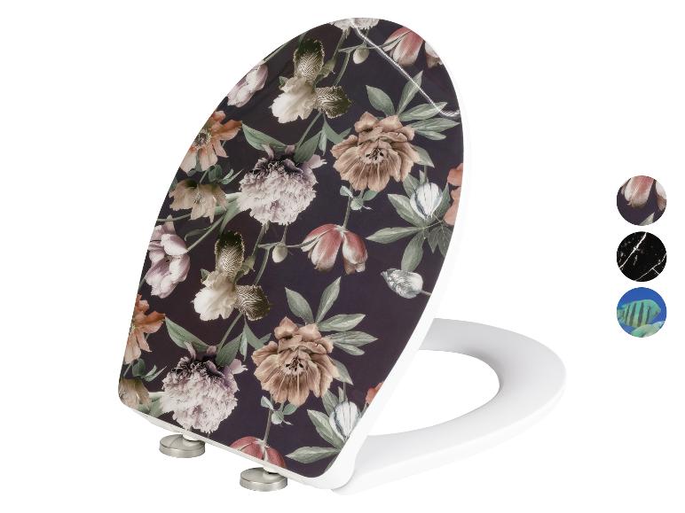 Wit toiletbril met een bloemenprint.