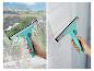 Turquoise raamwisser reinigt een raam en een douchecabine.