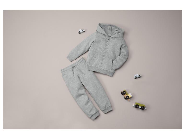 Een grijs trainingspak met een hoodie voor kinderen.