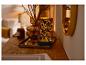 LIVARNO home led-lantaarn met bladpatroon op een houten tafel.