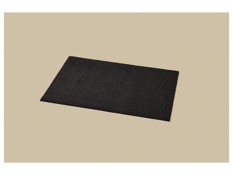 Zwarte getextureerde deurmat diagonaal geplaatst op een beige achtergrond.