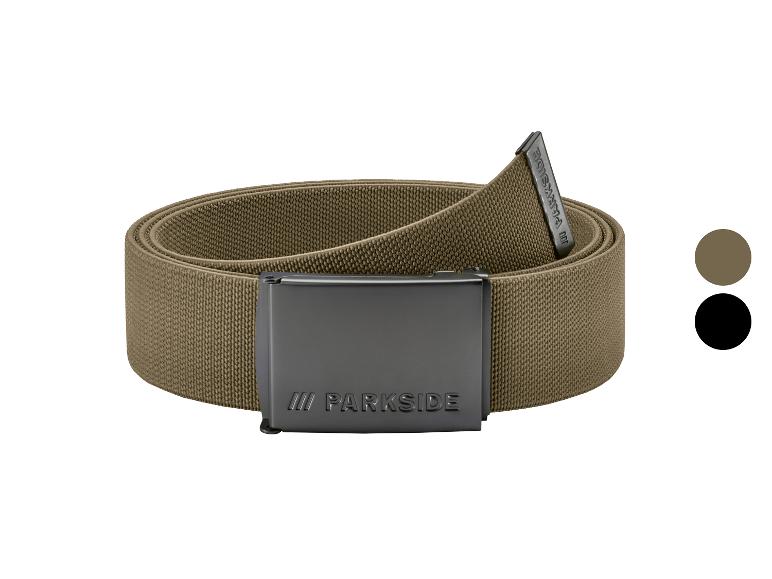Kaki canvas riem met metalen gesp, gepresenteerd met kleuropties.