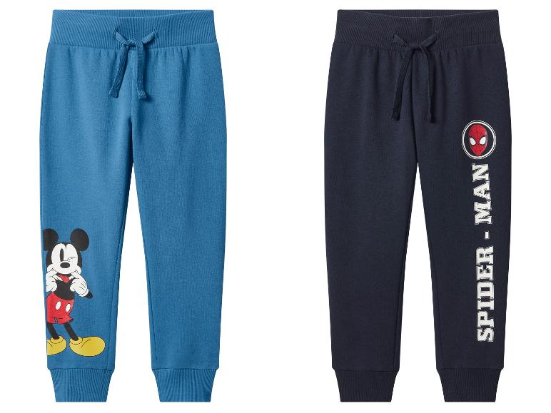 Twee kinder joggingbroeken: blauw met Mickey Mouse en donkerblauw met Spider-Man.