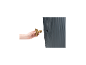 Hand houdt een messing kraan vast naast een donkergrijze regenton met een schroefdraadopening.