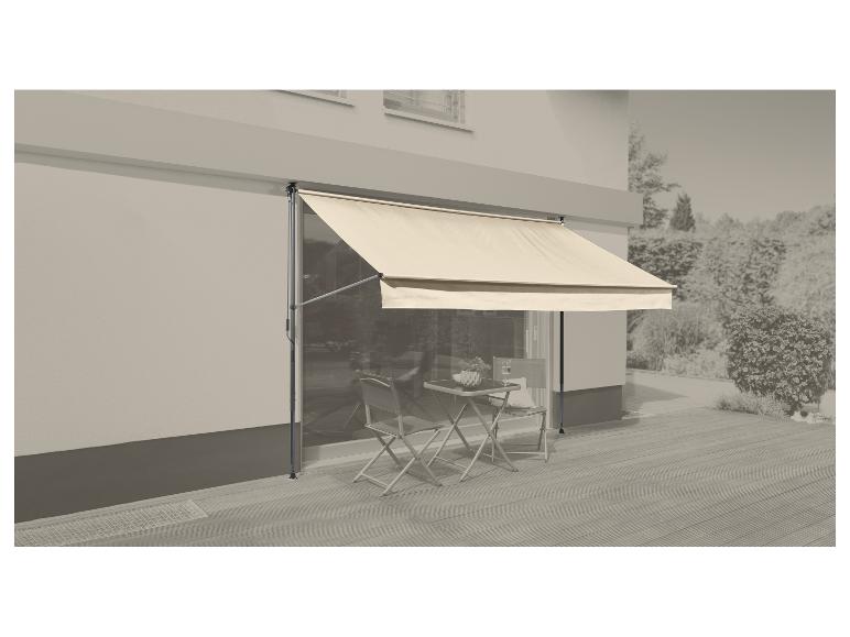 Crèmekleurig zonnescherm boven een terras met kleine tafel en stoelen, naast een huis.