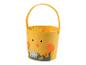 Een geel paasmandje in de vorm van een kuiken