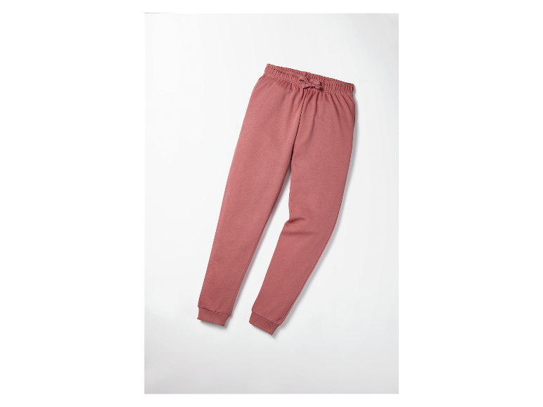 Roze joggingbroek op een witte achtergrond.