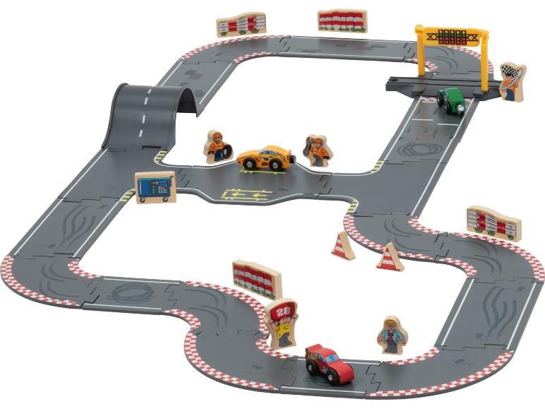 Houten speelgoedracebaan met auto's, figuren en accessoires zoals een finishlijn en pitstop.