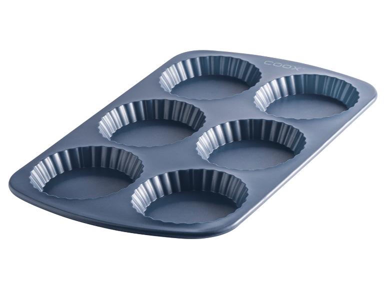 Een blauwe bakvorm met 6 ronde bakvormen van Cook.