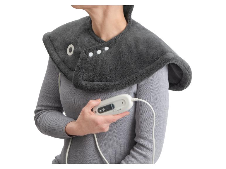 Een vrouw draagt een zachte verwarmde schouder- en nekkap van Sensiplast.