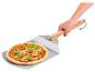 Hand houdt een pizzaschep vast met een versgebakken Margherita pizza.