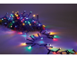 Kleurrijke kerstverlichting op een dennentak, creëert een feestelijke sfeer.