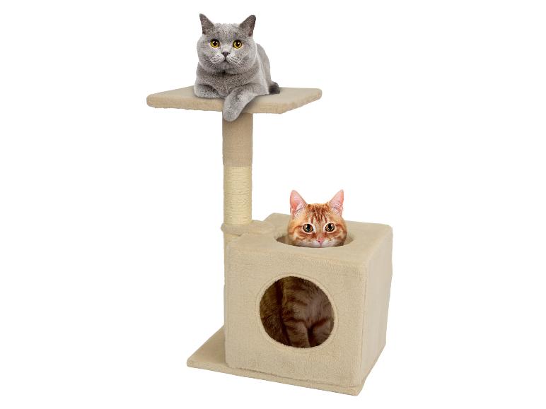 Katten op een beige krabpaal met plateau en huisje.