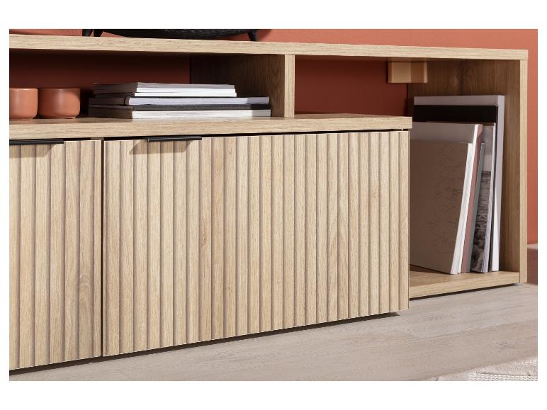 Licht houten tv-meubel met verticale groeven op de deuren.