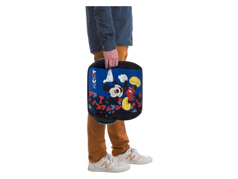 Persoon die een blauw Mickey Mouse zitverhoger vasthoudt met een kleurrijk patroon.