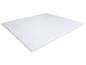 Witte matrasbeschermer of topmatras geplaatst op een witte achtergrond.