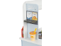 Houten speelgoed-drankdispenser met een beker sinaasappelsap.