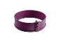 Paarse verstelbare ronde taartring met sluiting op een witte achtergrond