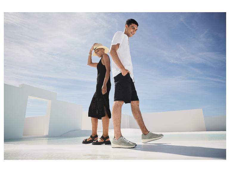 Sandalen, sneakers en zomerkleding voor een stel.