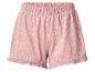 Roze pyjamashort met wit stippenpatroon en rucheszoom.
