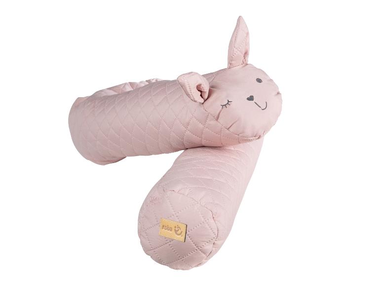 Roze konijnenvormig voedingskussen met gewatteerde textuur en Roba-logo.