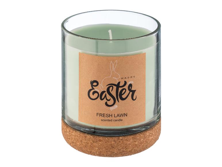 Een groene geurkaars met een kurkbodem en een label met de tekst 'Happy Easter'.