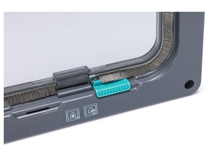 Close-up van een grijs huisdierluik met een transparante deur, grijze borstels en een turquoise vergrendelingsmechanisme.