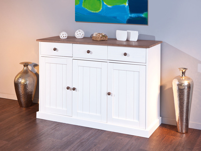 Witte dressoir met drie laden en drie deuren.