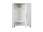 Witte kast met open deuren, houten details en planken