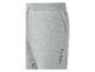 Grijze joggingbroek met trekkoord, zakken en decoratieve tekst.