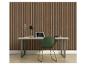 Werkplek met bureau, stoel, laptop en lamp tegen een houten lattenwand.