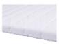 Detail van een wit gewatteerd matras of matrasbeschermer met parallelle stiksels
