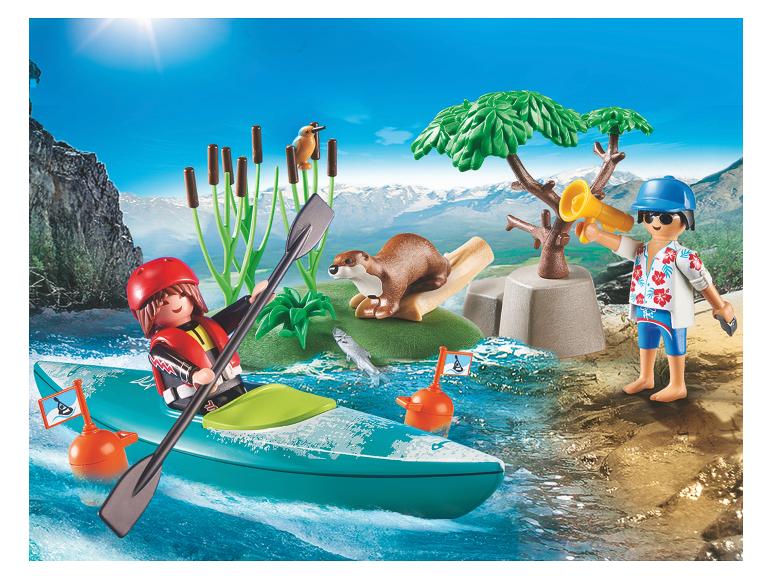 Playmobil figuren in een kajak op een rivier met een otter op de oever.