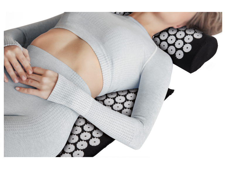 Vrouw ontspant op een acupressuurmat.