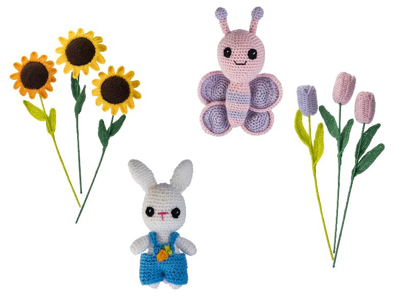 Gehaakte zonnebloemen, vlinder, tulpen en een konijn in tuinbroek