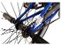 Achterwiel van een blauwe BMX-fiets met ketting en pegs.