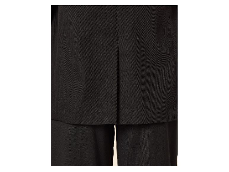 Zwarte broek en colbert met split aan de achterkant