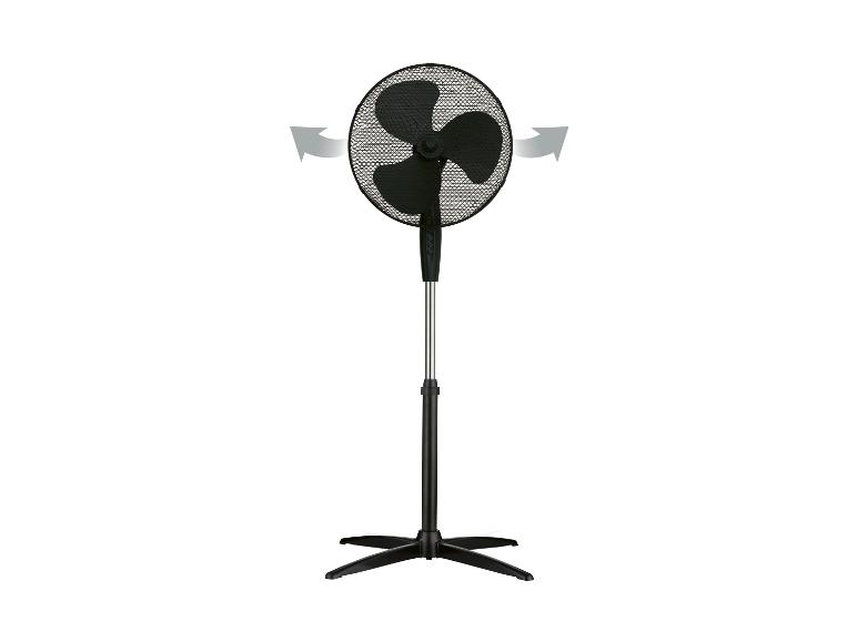 Zwarte staande ventilator met oscillerende pijlen op een witte achtergrond